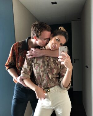 Matilde Breyner Instagram - No dia 10 de Fevereiro fizemos anos de namoro. 
São 9 anos a tirar fotos contra o espelho. Algumas até são do tempo em que se tirava fotografias na horizontal.
Happy Valentine’s ♥️
A melho está fim 📸