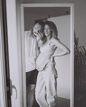 Matilde Breyner Instagram - No dia 10 de Fevereiro fizemos anos de namoro. 
São 9 anos a tirar fotos contra o espelho. Algumas até são do tempo em que se tirava fotografias na horizontal.
Happy Valentine’s ♥️
A melho está fim 📸