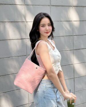Maylada Susri Instagram - มองซ้ายมองขวาได้ แต่อย่ามองข้ามนะค้าบ🥰🩷

#RallyTheBagWhisperValentinesLimited
#RallyTheBagWhisper
#RallyMovement