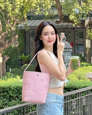 Maylada Susri Instagram - มองซ้ายมองขวาได้ แต่อย่ามองข้ามนะค้าบ🥰🩷

#RallyTheBagWhisperValentinesLimited
#RallyTheBagWhisper
#RallyMovement