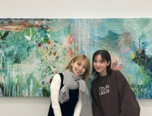 Mayu Hotta Instagram - ・
清川あさみさんの個展
『神話の糸』へ行ってきました。
刺繍の繊細で美しい色使いや
デザインの多様性がとても印象的で、
作品の背後にあるストーリーについても
考えさせられる素晴らしい空間でした🪡
偶然にも、アンチヒーローでご一緒した
大島さんともお会いできてとっても嬉しかったです🤍💜

#神話の糸