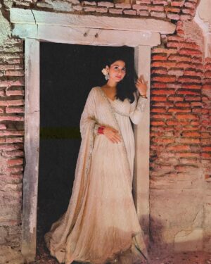 Mazel Vyas Instagram - Lafz karenge ishaara jaane ka, tum aankhein dekh kar ruk jaana
🦢🪞🪷
.
.
#ootn #oldschool #traditional #oldheritage #safed
