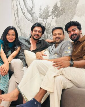 Meenakshi Anoop Instagram - Thank you for the wonderful treat @kunchacks and priya chechi ❤️ we enjoyed it a lot and i love you guys 😘 
#officeronduty this is something very special to me✨

@martinprakkatfilms  @ramzan______mhmd  @_unnilalu  @jineeshchandran  @leyamammen  @_aiswaryaa_a  @hennabella_4  @nair.vishak  @jayapria_nair  @neha_chavara_1210  @jakes_bejoy  Love you soo much 🤍