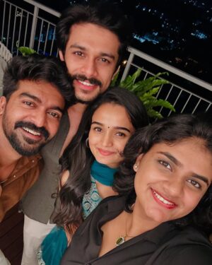 Meenakshi Anoop Instagram - Thank you for the wonderful treat @kunchacks and priya chechi ❤️ we enjoyed it a lot and i love you guys 😘 
#officeronduty this is something very special to me✨

@martinprakkatfilms  @ramzan______mhmd  @_unnilalu  @jineeshchandran  @leyamammen  @_aiswaryaa_a  @hennabella_4  @nair.vishak  @jayapria_nair  @neha_chavara_1210  @jakes_bejoy  Love you soo much 🤍