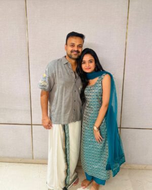 Meenakshi Anoop Instagram - Thank you for the wonderful treat @kunchacks and priya chechi ❤️ we enjoyed it a lot and i love you guys 😘 
#officeronduty this is something very special to me✨

@martinprakkatfilms  @ramzan______mhmd  @_unnilalu  @jineeshchandran  @leyamammen  @_aiswaryaa_a  @hennabella_4  @nair.vishak  @jayapria_nair  @neha_chavara_1210  @jakes_bejoy  Love you soo much 🤍