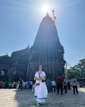 Meenakshi Dixit Instagram - Shivamayee✨🔱

हर ओर शिव, हर श्वास में शिव, हर स्पंदन में शिव…
शिव ही आराध्य, शिव ही संकल्प, शिव ही परमानंद!

हर हर महादेव! शिव की कृपा आप सभी पर बनी रहे। 🙏✨

#Mahashivratri #Shivamayee #HarHarMahadev #Trimbakeshwar #ShivaBhakti #trambakeshwar