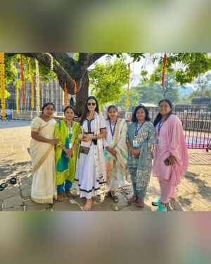 Meenakshi Dixit Instagram - Shivamayee✨🔱

हर ओर शिव, हर श्वास में शिव, हर स्पंदन में शिव…
शिव ही आराध्य, शिव ही संकल्प, शिव ही परमानंद!

हर हर महादेव! शिव की कृपा आप सभी पर बनी रहे। 🙏✨

#Mahashivratri #Shivamayee #HarHarMahadev #Trimbakeshwar #ShivaBhakti #trambakeshwar