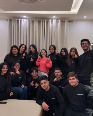 Meerub Ali Instagram - my mom threw me the cutest birthday surprise

ps my friends surprised me by wearing sweatshirts with a phrase i use a lot

pps happy birthday @zawairali i love u