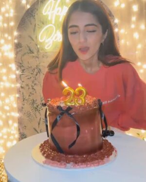 Meerub Ali Instagram - my mom threw me the cutest birthday surprise

ps my friends surprised me by wearing sweatshirts with a phrase i use a lot

pps happy birthday @zawairali i love u