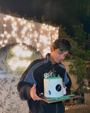 Meerub Ali Instagram - my mom threw me the cutest birthday surprise

ps my friends surprised me by wearing sweatshirts with a phrase i use a lot

pps happy birthday @zawairali i love u
