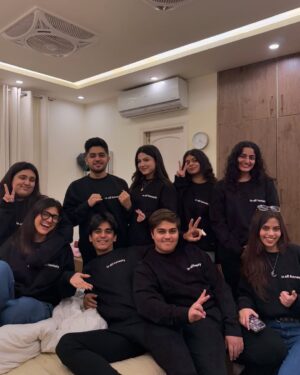 Meerub Ali Instagram - my mom threw me the cutest birthday surprise

ps my friends surprised me by wearing sweatshirts with a phrase i use a lot

pps happy birthday @zawairali i love u