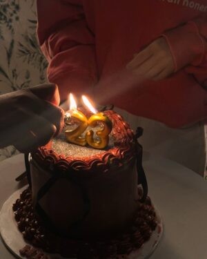 Meerub Ali Instagram - my mom threw me the cutest birthday surprise

ps my friends surprised me by wearing sweatshirts with a phrase i use a lot

pps happy birthday @zawairali i love u