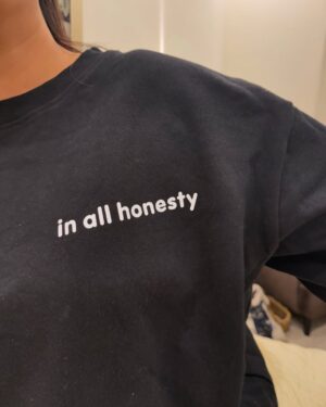 Meerub Ali Instagram - my mom threw me the cutest birthday surprise

ps my friends surprised me by wearing sweatshirts with a phrase i use a lot

pps happy birthday @zawairali i love u