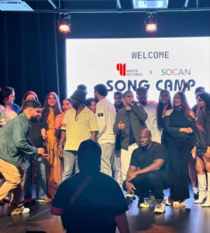 Meesha Shafi Instagram - ‘If you could walk a mile in my sock shoes… you’d go to #spadina too’ 

Thank you for a fantastic evening @warnermusiccanada @91northrecords @socanmusic 💫🫶🏼

#music #community #Toronto #art #culture #fashion #bigcitylife #singer #songwriter