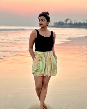 Megha Daw Instagram - Magic Hour🌅🌊

#sea #beachvibes #goldenhour #vacaymode #meghadaw #explorepage
