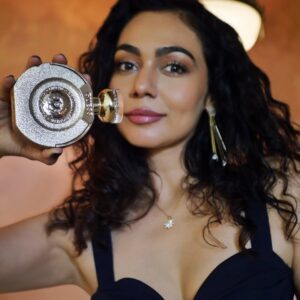 Meghana Kaushik Instagram - A luxurious fragrance that stays with you 🖤✨️🖤 
.
.
Alluring, Confident, Timeless, Elegant....Bella Vita Paradiso is a fragrance that no man will ever forget ladies . 🖤✨️🖤 
I love the sweet musky notes, perfect to Make a statement this holiday season 😘
.
.
@guess @beautyconcepts_india 
#bellavitaparadiso #guessfragrance #loveguess 
.
.
.
.
.
.
.

#collab #luxury #fragrance #perfume #meghanakaushik #luxurylifestyle #holidayshopping #holidaymood #holidaygifts #elegant #confident #makeastatement #wearyourownstyle #divine #classy