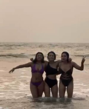 Mehtab Mirza Instagram - A little work trip to Goaaaa with my core group ✈️☀️ 🌊 🌴 
.
.
.
.

..
.
.
.
#fyp #foryourpage #explore #explorepage #ootd #beach #ilovemyjob