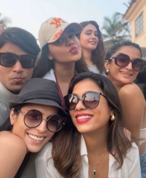 Mehtab Mirza Instagram - A little work trip to Goaaaa with my core group ✈️☀️ 🌊 🌴 
.
.
.
.

..
.
.
.
#fyp #foryourpage #explore #explorepage #ootd #beach #ilovemyjob