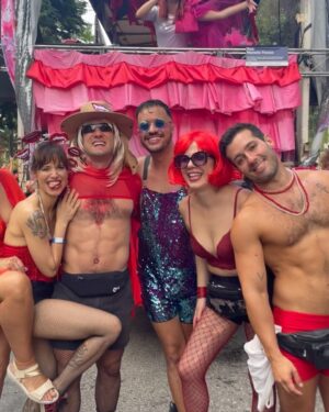 Mel Lisboa Instagram - Teve pré-Carnaval 2025, mesmo com peça 😅

A rua é nossa! 

Tiara confeccionada pela @soucucafresca e lookinho @thaislosso