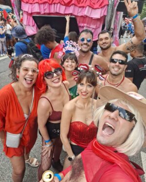 Mel Lisboa Instagram - Teve pré-Carnaval 2025, mesmo com peça 😅

A rua é nossa! 

Tiara confeccionada pela @soucucafresca e lookinho @thaislosso