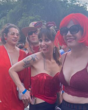 Mel Lisboa Instagram - Teve pré-Carnaval 2025, mesmo com peça 😅

A rua é nossa! 

Tiara confeccionada pela @soucucafresca e lookinho @thaislosso