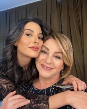 Melahat Abbasova Instagram - Çekim arası  güzel kalpli, güzeller güzel Prensesimle güzel bir anı bırakmak istedim buraya. Seni çok seviyorum  Mahassine @mahassine_merabet . Seni tanımak çok güzel❤️❤️❤️❤️❤️