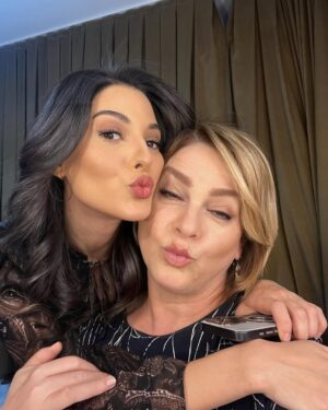 Melahat Abbasova Instagram - Çekim arası  güzel kalpli, güzeller güzel Prensesimle güzel bir anı bırakmak istedim buraya. Seni çok seviyorum  Mahassine @mahassine_merabet . Seni tanımak çok güzel❤️❤️❤️❤️❤️