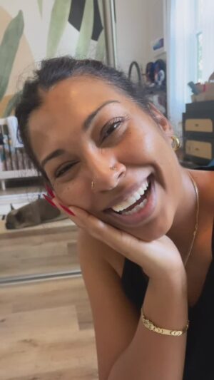 Melanie Fiona Instagram - NEVER EVERRRRRRR!! 📌💁🏾‍♀️… and the thing I’m most proud of, is that I showed up and never stopped showing up, even when I didn’t feel my best. Sometimes you gotta put on your #MonaLisaSmile 🖼️ [Stream Now, Link in Bio] and keep it moving! 

I am so grateful to this body that has shown up for me in so many different seasons of my life. Self Love and a grateful heart is the real flex 💜

Thanks @bennystake for the most hilarious and appropriate sound for this video. All jokes aside… never forget… you’re always THAT girl! 💃🏾