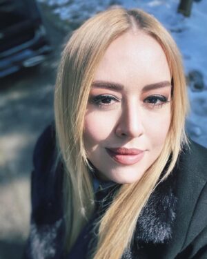 Melisa Doğu Instagram - Elsa? 🍾🥂🪶