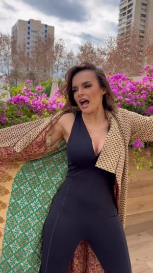 Melody Ruiz Instagram - Este jueves bailaremos con más fuerza que un huracán en el escenario del @benidormfest_rtve 🌪️✨ Recuerda que puedes apoyar a Esa Diva votando gratis en la app de RTVE Play o por SMS🩷 ¡Cuento contigo! #EsaDiva #benidormfest