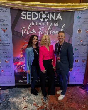 Mena Suvari Instagram - Thank you @sedonafilmfestival for having our film @beyondtherushfilm ✨What a magical city to reunite with our incredible cast/crew and have the welcome we did. Hope to see you again in the future! ✨🙏🏼 And thanx for getting me those extras cushions for little me to see! 🤓#BeyondTheRushFilm #Sedona #FilmFestival 
Special thanx to @nolasinger @lagencefashion @camillagabrieli @_jennybird for making me feel@so fabulous 💝✨
