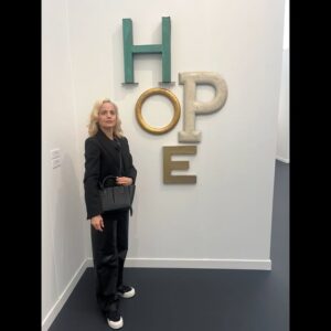 Mena Suvari Instagram - Thank you @friezeofficial for having @orensegal1 and I today for such a beautifully creative fun-filled day ✨It’s always so inspiring to be around such incredible expressions of art and feel the wondrous energy✨🤩✨ #SaturdayScenes #FriezeArtFair #SantaMonica