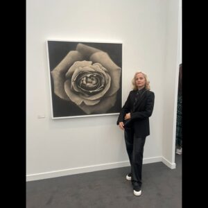 Mena Suvari Instagram - Thank you @friezeofficial for having @orensegal1 and I today for such a beautifully creative fun-filled day ✨It’s always so inspiring to be around such incredible expressions of art and feel the wondrous energy✨🤩✨ #SaturdayScenes #FriezeArtFair #SantaMonica