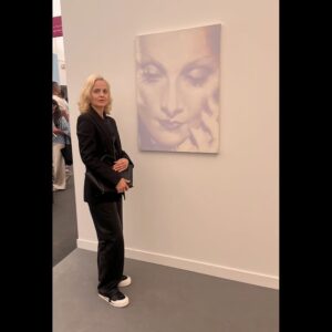 Mena Suvari Instagram - Thank you @friezeofficial for having @orensegal1 and I today for such a beautifully creative fun-filled day ✨It’s always so inspiring to be around such incredible expressions of art and feel the wondrous energy✨🤩✨ #SaturdayScenes #FriezeArtFair #SantaMonica