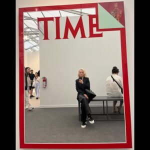 Mena Suvari Instagram - Thank you @friezeofficial for having @orensegal1 and I today for such a beautifully creative fun-filled day ✨It’s always so inspiring to be around such incredible expressions of art and feel the wondrous energy✨🤩✨ #SaturdayScenes #FriezeArtFair #SantaMonica