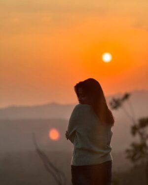 Mersheena Neenu Instagram - “After a 2 km trek from the campsite, we reached Anayirangal Dam in Suryanelli just in time for the most beautiful sunset. The vast reservoir stretched out like a mirror, reflecting the golden and orange hues of the evening sky. Misty hills surrounded the dam, adding to the dreamlike view, while the calm water and cool breeze made the moment even more special. Watching the sun slowly disappear behind the hills was pure magic! ✨🌅 #AnayirangalDam #SuryanelliSunset”

 DM @va_oru_trippadikkam 
If u wanna experience this

📷: @____a_sif