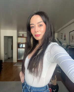 Merve Sevi Instagram - Saçımın beyazlarıyla kılığım uyumlu olsun dedim 🤷🏻‍♀️