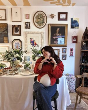 Mia Rose Instagram - O Baby Shower surpresa do nosso baby boy 🤍 Tenho as melhores amigas e família do mundo, que me prepararam este momento tão especial, com a ajuda da @mentadourada ✨ Estava tudo perfeito e senti-me muito amada! Obrigada por este momento, agora sim o nosso bebé pode chegar 🥹

Decoração & planning: @mentadourada
Catering: @chefpatriciagomes
Cake design: @sucre.confeitarias @chef_renataibanes