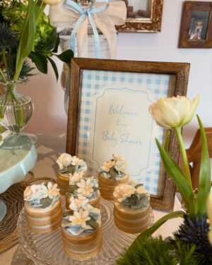 Mia Rose Instagram - O Baby Shower surpresa do nosso baby boy 🤍 Tenho as melhores amigas e família do mundo, que me prepararam este momento tão especial, com a ajuda da @mentadourada ✨ Estava tudo perfeito e senti-me muito amada! Obrigada por este momento, agora sim o nosso bebé pode chegar 🥹

Decoração & planning: @mentadourada
Catering: @chefpatriciagomes
Cake design: @sucre.confeitarias @chef_renataibanes