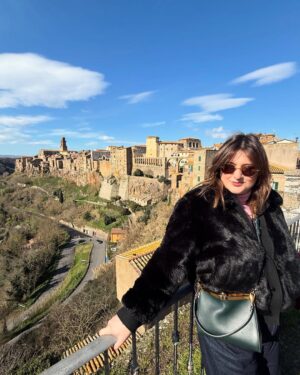 Michela Giraud Instagram - Tra l’VIII e il III secolo A.C. si combatterono le guerre etrusco - romane per il controllo di Roma. Come tutti sapete i romani vinsero perché de base siamo un popolo de bori che se piano tutto da Campofelice a Cortina d’Ampezzo (ancora che state a pensa a Roccaraso) ma gli etruschi (gente da non far incazzare) diciamo che non la presero molto bene scagliando una potente maledizione che portò alle più grandi sconfitte del popolo capitolino quale la deposizione di Romolo Augustolo e la conseguente caduta dell’impero romano, il Sacco di Roma, la pioggia sul concerto di Renato Zero al Circo Massimo, i lavori della Metro C, i reel di Roberto Gualtieri, l’arbitro Taylor , il goal di Pazzini.
Dato che il 10 settembre mi esibirò alla Cavea dell’Auditorium ho deciso di recarmi nella Tuscia per chiedere scusa a nome del mio popolo e ingraziarmi le divinità locali, non sia mai che mal che vada la Roma l’anno prossimo vince almeno la Coppa Italia.
Nell’ultima foto ho voluto rappresentare il dolore del mio popolo, Topo Gigio invece è un nota divinità italica alla quale sono dedicati numerosi culti come il caciocavallo sciolto e le coccoline.

Per i biglietti link in bio ♥️
.
.
.
#tuscia #roma