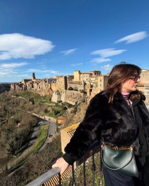 Michela Giraud Instagram - Tra l’VIII e il III secolo A.C. si combatterono le guerre etrusco - romane per il controllo di Roma. Come tutti sapete i romani vinsero perché de base siamo un popolo de bori che se piano tutto da Campofelice a Cortina d’Ampezzo (ancora che state a pensa a Roccaraso) ma gli etruschi (gente da non far incazzare) diciamo che non la presero molto bene scagliando una potente maledizione che portò alle più grandi sconfitte del popolo capitolino quale la deposizione di Romolo Augustolo e la conseguente caduta dell’impero romano, il Sacco di Roma, la pioggia sul concerto di Renato Zero al Circo Massimo, i lavori della Metro C, i reel di Roberto Gualtieri, l’arbitro Taylor , il goal di Pazzini.
Dato che il 10 settembre mi esibirò alla Cavea dell’Auditorium ho deciso di recarmi nella Tuscia per chiedere scusa a nome del mio popolo e ingraziarmi le divinità locali, non sia mai che mal che vada la Roma l’anno prossimo vince almeno la Coppa Italia.
Nell’ultima foto ho voluto rappresentare il dolore del mio popolo, Topo Gigio invece è un nota divinità italica alla quale sono dedicati numerosi culti come il caciocavallo sciolto e le coccoline.

Per i biglietti link in bio ♥️
.
.
.
#tuscia #roma
