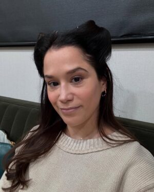 Michelle Macedo Instagram - 🩵Some #bts from the season finale of @highpotentialabc ✨ loved all the looks thanks to the talented wardrobe   makeup departments!🎉 #highpotential #letsplay #seasonfinale #abc