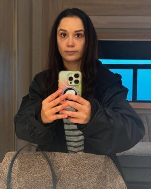 Michelle Macedo Instagram - 🩵Some #bts from the season finale of @highpotentialabc ✨ loved all the looks thanks to the talented wardrobe   makeup departments!🎉 #highpotential #letsplay #seasonfinale #abc