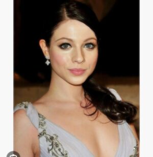 Michelle Trachtenberg Instagram - A memory, a magical night in #newyork. I remember feeling like Cinderella! 
Wishing everyone an ethereal weekend 💖 #throwback ⚡️