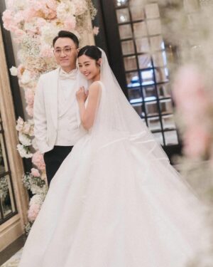 Michelle Wai Instagram - 唔經唔覺婚禮已經過咗兩星期，記得結婚當日，由起身一擘大眼嗰一刻開始，就好緊張同擔心。但係好幸運地一切都好圓滿，感激所有好朋友嘅幫忙，感激所有團隊高質素完美嘅配合，每一刻嘅畫面都充滿着愛同感動，雖然婚後對腳痛足三日，感覺好似拍咗三日打戲一樣，但都係值得嘅! ❤️

Hotel Venue: @islandshangrila
Hotel Deco: @bigdayweddingg 
Photography: @billyonairphotography
Emcee: @kissisis
Gowns: @trinitybridal #trinitybridal
High Heels: Silver ones/@giuseppezanotti, White ones/@christianlouboutin
Jewellery: @emperorjewellery 
Suit: @decon.tailormade 
Michelle&Kenley’s makeup: @make_up_by_mw 
Michelle&Kenley’s Hairstyling: @singsing113 
Bouquet: @bfflowers.boule.de.fleurs
Wedding Favors: @jomalonelondon @skinceuticals @lucullus_hk @shwedding.store