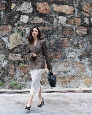 Michelle Wai Instagram - 未嚟得切好好沉澱情緒，同大家分享婚禮嘅感受，就已經要全身投入工作啦😆

#俾啲時間我
#慢慢再同大家分享

#FendiSS25 #Fendi #FendiBaguette
@fendi
