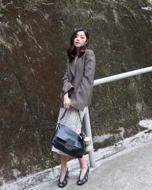 Michelle Wai Instagram - 未嚟得切好好沉澱情緒，同大家分享婚禮嘅感受，就已經要全身投入工作啦😆

#俾啲時間我
#慢慢再同大家分享

#FendiSS25 #Fendi #FendiBaguette
@fendi