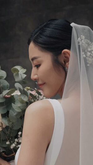 Michelle Wai Instagram - 婚禮咁重要嘅時刻💍
化妝師依然用我平時最鐘意嘅 @charlottetilbury 化咗個好靚嘅新娘Look👰🏻‍♀️✨
非常夢幻嘅一日💕💕

#GetTheLook 💄 
✨ Airbrush Flawless Finish Powder #Fair
✨ Luxury Palette #PillowTalk
✨ Cheek To Chic #LoveGlow
✨ Matte Revolution #PillowTalk
✨ Collagen Lip Bath #PillowTalkFair

#CharlotteTilburyHK
#CharlotteTilburyBride

Makeup: @make_up_by_mw
Hairstyling: @singsing113 
Gown: @trinitybridal 
Video footage provide by @wonderwallvideographic