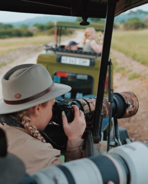 Miisa Rotola-Pukkila Instagram - Living the safari dream💭🌳🐆🐘☀️

Reissun ekassa kansallispuistossa Tarangiressa koettiin unohtumattomia safarielämyksiä: leopardi makoilemassa akaasiapuun oksalla, kirahvit paistattelemassa kauniissa iltavalossa ja yli 100 norsun lauma pulikoimassa porukalla!!!🥹

Yövyttiin safariteltassa ja näin niin jäätävän pelottavan valveunen, että sitä piti hetki hengitellä jälkeenpäin…😳 Siitä lisää videolla!

Grekovit kruisaa Tansaniassa osat 1 ja 2 nyt tubessa💚
