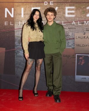 Milena Smit Instagram - Que bien nos lo pasamos el otro día en el evento de “La chica de nieve 2” en Málaga, gracias @netflixes @atipicafilms , y a todos mis compañeros 🖤🫂
¿Qué os ha parecido la serie?